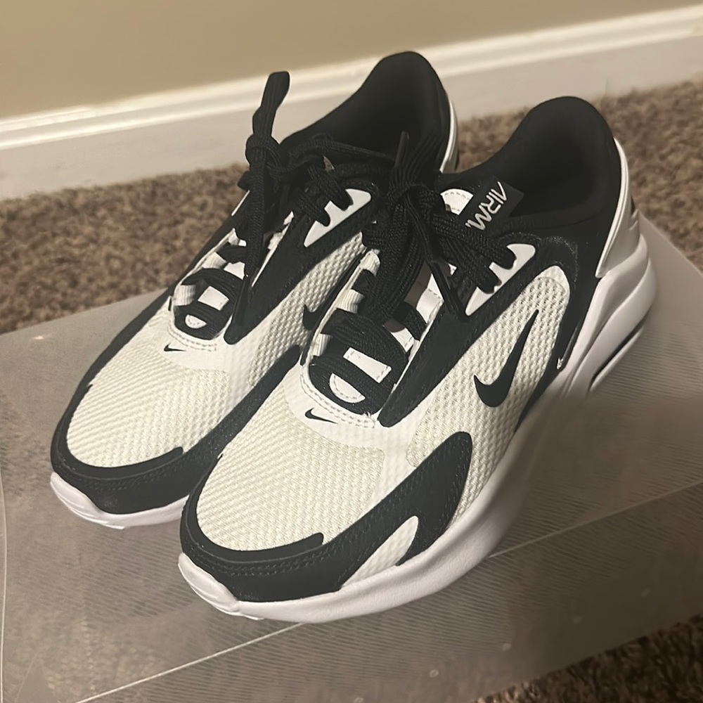 Brand new nike air max unisex size 5.5 Y
